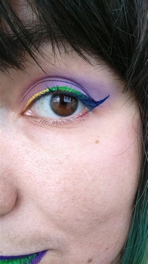 Simple ombre eyeliner hack! 💜💙💚💛