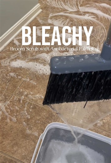 Using the Broom scrubbing method to deep clean my bathroom floor 🫧🛁 cleaning hack I learned from Mexican Cleantok #asmrcleaning #satisfyingcleans #cleantok #cleaningtips #cleanwithme