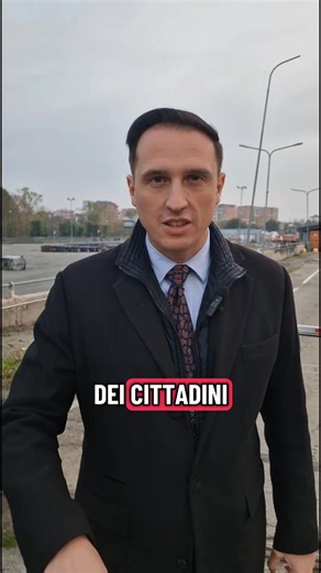 Porcate come questa sono tra i motivi per cui paghiamo tanto di spazzatura! AMAG Ambiente ha comprato due nastri trasportatori identici: €138.000 €138.000 = €276.000. Entrambi con affidamento diretto allo stesso fornitore. Ognuno è stato tenuto sotto i €140.000 (limite per l’affidamento diretto) e, ben più grave, insieme superano €221.000, la soglia europea che impone la gara. Questo si chiama frazionamento artificioso: lo denuncio da tempo. E non è legale! Si tratta di una tecnologia inutile pe