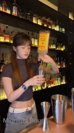 Super-Fast Hand Movements! This Female Bartender Goes Viral #bartender