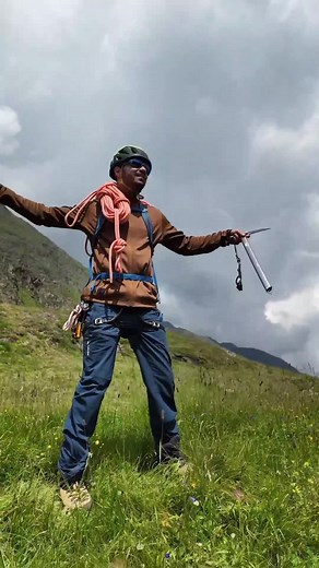 Deutscher Alpenverein e.V./DAV on Instagram: "Planung, Ausrüstung, Gefahrenstellen oder Seiltechnik am Gletscher: Eine Hochtour ist eine anspruchsvolle Sache. 🏔️ 🥾Damit aus Lust auf Hochtour kein Lost auf Hochtour wird, haben wir wichtige Tipps und Infos zusammengestellt: alpenverein.de/sicher-auf-hochtour"