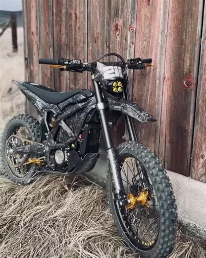 Looking Bold in Gold 🔱 #Warp9Racing #Warp9WheelsandHubs #Warp9 #Warp9Titanium #Warp9Products #Warp9Pegs #Surron | Warp9