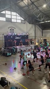 Training y los beneficios del Body Pump Incluyen el aumento de la fuerza y resistencia muscular, la mejora de la salud cardiovascular, la tonificación y definición muscular, la quema de calorías, el aumento de la densidad ósea, una mejor postura, mayor flexibilidad y un impacto positivo en el bienestar psicológico debido a la música y el trabajo en grupo. Para Mayor Info: 2996269363 📚 Training Escuela & Fitness 9 de Julio 50 Cipolletti | Miguel Angel Parra