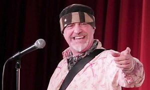 यूके स्टैंडअप कॉमेडियन Ian Cognito का स्टेज पर परफॉर्मेंस के दौरान निधन