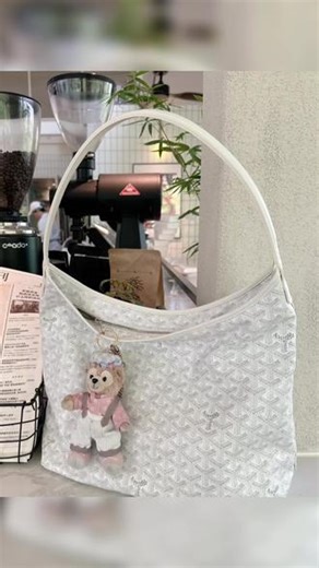 我就带上这只包去walk in #原相机走拍 #看展穿什么 #狗牙 #hobo