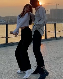 Waraporn Phettong on Instagram: "👧🏻➕👧🏻 #fernwang #dance #troublemaker #hyuna #tiktokdance #chinesetiktok"