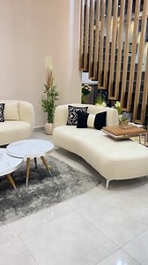 Le blanc se marie parfaitement avec le noir et confère à ce salon ‘’ROYAL’’ une ambiance moderne et conviviale. 😍😍✨ Décorez votre maison avec goût avec Eline Deco !! 😍😍✨ On assure la livraison sur toute la Tunisie 🇹🇳 Visitez-nous :📍 Route Mahdia km7 Sakiet Eddaier-SFAX Contactez-nous : ☎️ 93353500 / 74250311 | Meuble Eline deco