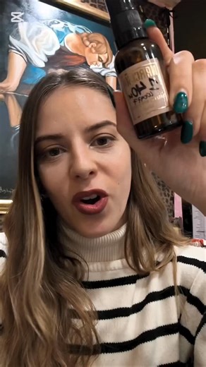 NARCISO on Instagram: "Μια αόρατη αύρα που θυμίζει Νέα Υόρκη… Εκεί όπου η γυναίκα που το φορά δεν ακολουθεί κανέναν κανόνα. Ζει με τον δικό της ρυθμό, κινείται με αυτοπεποίθηση και αφήνει πίσω της μια ενέργεια που μαγνητίζει. Οι νότες του αποκαλύπτονται σαν ιστορία: φρέσκια κότα, εκρηκτικό φρούτο του δράκου, ανάλαφρη παιώνια, και στο τέλος μια ζεστή αγκαλιά από βανίλια και πατσουλί. Ένα άρωμα που δεν προσπαθεί να πείσει—απλώς είναι. Ελεύθερο, φωτεινό, θηλυκό. Μια δήλωση ανεξαρτησίας που ακολουθε