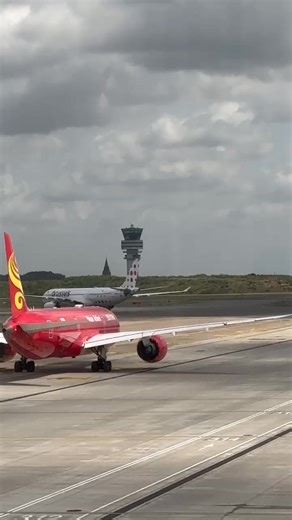 Hainan Airlines Global B787-9 was observed performing a flight control check before departing from #brussels Airport (EBBR). This is a critical pre-flight procedure designed to ensure that the aircraft can be safely controlled during flight. Pilots verify that all primary and secondary control surfaces, including the ailerons, elevator, rudder, flaps, and spoilers, move freely, smoothly, and in the correct direction. This check is just one of many essential tasks pilots carry out before takeoff,