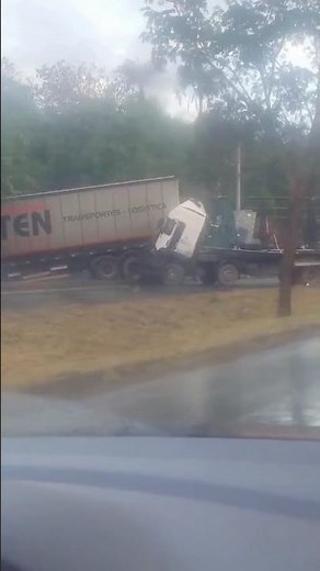 Collision between truck and semi-trailer mobilizes emergency teams in Montes Claros.