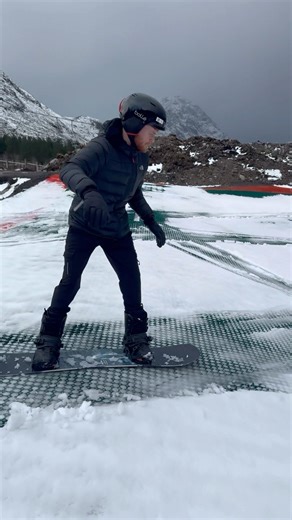 First lesson as snowboarding instructor (not officially 🤣) safe to say we have a new 🏂 member