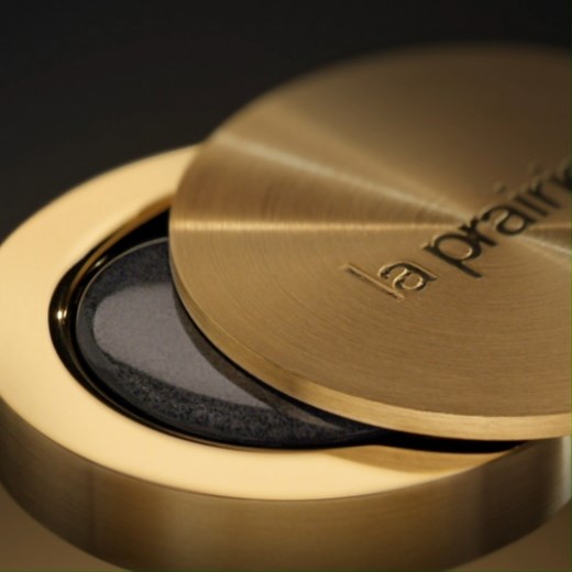 A new radiance arises, night makes it infinite. Discover Pure Gold Radiance Nocturnal Balm now on spr.ly/PureGoldNocturnalBalm | La Prairie