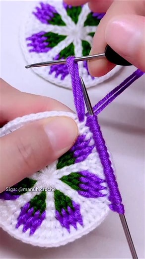 Crochê da Manuela🧶 on Instagram: "Tenho um curso completo que ensino a fazer todas minhas artes: crochê e amigurumi. O curso conta com mais de 6 mil gráficos, receitas e vídeo aulas. Além disso, ensinamos o passo a passo para aprender a trabalhar em casa com crochê e amigurumi O conteúdo é para profissionais, intermediárias e quem quer aprender a fazer crochê. ▶️ATENÇÃO: tudo que posto aqui já está sendo adicionado ao curso no módulo "ATUALIZAÇÕES" Acesse o site do meu perfil @manuh.croche para