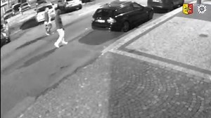 🔴 Prague Police released an update regarding the rape case in Letná 🔴 "Detectives have obtained new CCTV footage and are asking the general public for help in identifying the two individuals connected to the investigation. The footage shows a dark-skinned male suspect, approximately 180-185cm tall, wearing a light-colored shirt, white pants, and white shoes. He was present at the Antigona Night Shift event at the Prague Metronome (Stalin) on June 16. Additionally, he was captured on camera the