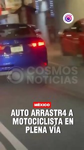 🚨😱 #México | ¡LO ARR4STRÓ POR MÁS DE UN KILÓMETRO! 🤯 En México, el conductor de un vehículo imp@ctó contra un motociclista, y cuando intentó hu!r de la escena, arr@stró a su víct!m4 por más de un kilómetro, hasta que el cuerp0 se desprend!ó. Los efectivos policiales que acudieron a la escena, confirmaron que el motociclista era un hombre de 40 años, que ya no contaba con signos v!t4les‼ | Cosmos Noticias