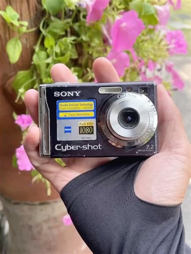Tiệm máy ảnh giá bèo nhất IG on Instagram: "☆ Sony DSC-W80 ☆ Chất ảnh thơ thơ nhẹ nhàng, vintage thanh xuân “bạch nguyệt quang” nè he 📸 Ảnh do Haepi chụp từ máy, ko lấy ảnh mạng ✨ Giá: 1300k 🔧 Thông số kỹ thuật Cảm biến Super HAD CCD 7.2 MP Ống kính: Carl Zeiss Vario-Tessar zoom quang 3× Ổn định hình ảnh: Supper SteadyShot ISO: 80 - 3200 tự động và thủ công Quay Video VGA (640×480 @30fps) 🎯 Các chế độ chụp AUTO: Tự nhận diện cảnh và tự tối ưu hoá Program (P): Máy tự chọn 