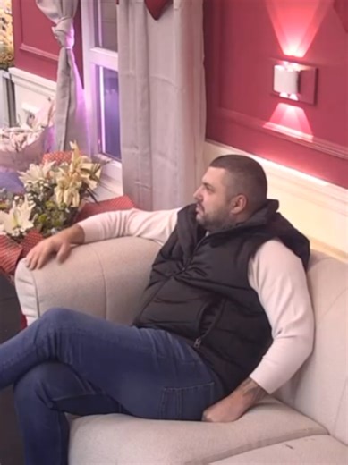 Istina je da je Maja odvukla Asmina na kurvinski i kvaran nacin u Wc, da bi napravila scenu kako on nju ohodi i da joj neda da izadje iz Wc-a.