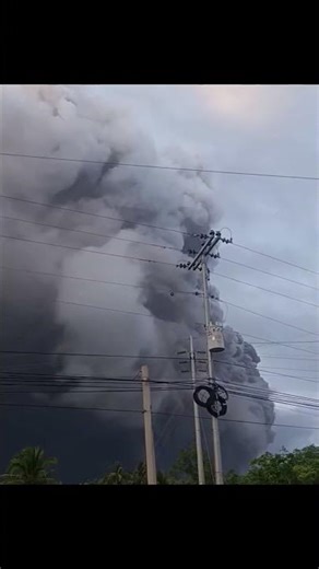 Impactante flujo piroclástico en el volcán Mayon