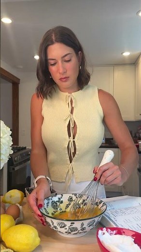 lemon crumb cake 🍋 This is the cake of the summer!! It is a light & fluffy zesty lemon cake topped