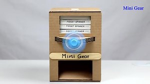 国外纸板达人mini gear又来啦，这次做了一个指尖陀螺销售机。原标题：Amazing DIY Fidget Spinner Vending Machine