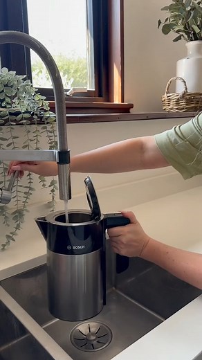 Five kitchen speed cleaning hacks🍋🫧 Did you enjoy the asmr cleaning sounds? I was going to add music but when I was editing the video I loved the scrubbing and fizzing sounds so thought I would just keep them in. ✨Clean kitchen cupboards using a mop to remove grease and grime. ✨Clean wooden chopping boards using bicarbonate of soda and a lemon. ✨Use an electric scrubber and washing up liquid to deep clean your sink. ✨Restore black composite sinks by polishing with baby oil. ✨Remove limescale f