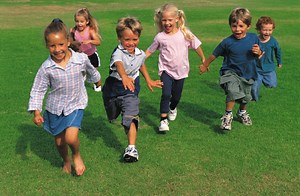 Un petit garçon a obligé notre fille à baisser sa culotte. Est-il pervers ? - Psychologies.com