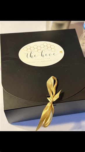 When a corporate event asks for some local goodies wrapped up 🎁 some tea & honey samples 🫖🍯 & a pressed flower craft🌸 you say….”Heck yess!!”🙌 THANK YOU Financial Achievement Services for having us, and for supporting the local makers at The Hive! We had fun with you today!😁 We’re happy to help add a creative local touch to any event, party or shower you may be planning! Just send us a message! ✉️ P.S. St. Clair Manor may be the perfect venue you’re looking for!😍 The Hive Collective, open 
