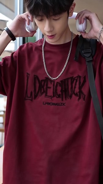 バーガンディの色合いがヴィンテージ感を漂わせる、オーバーサイズのオフショルダー半袖Tシャツ。 大胆なレタープリントが、デイリーな着こなしに映えるデザインです。 ストリートスタイルに欠かせない、ワードローブの必須アイテム。 #カジュアルウェア #ミニマルスタイル #デイリーコーデ #カジュアルトップス #オーバーサイズTシャツ