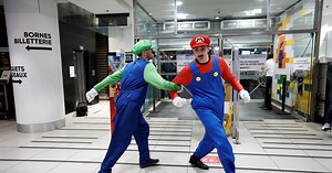 «Un enthousiasme de geek» : à Paris, la soirée de lancement de la Nintendo Switch 2 attire les gamers