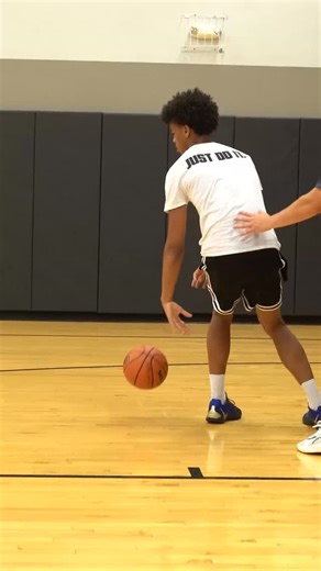Danny Cooper | Player Development on Instagram: "The 'Arm Swipe' gains better advantages while driving to the rim‼️🔑 Don't get jammed by aggressive defenders using their arm to dictate where you can drive. Use an overtop swim with your off arm to remove their arm from your space and create an opening for you to drive ‼️ #phillyhoops #phillybasketball #basketballtrainer #basketballtrainingphilly #basketball #basketballtips"