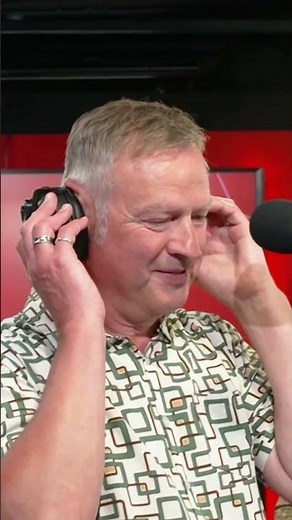 Inspiral Carpets perform new single 'Drag The Bag' live on the Chris Evans Breakfast Show 🎹🎸🎶