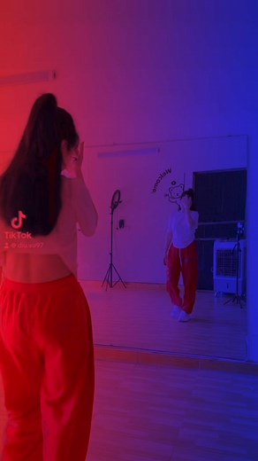 Phía sau mỗi người🎶... | Diu Dance