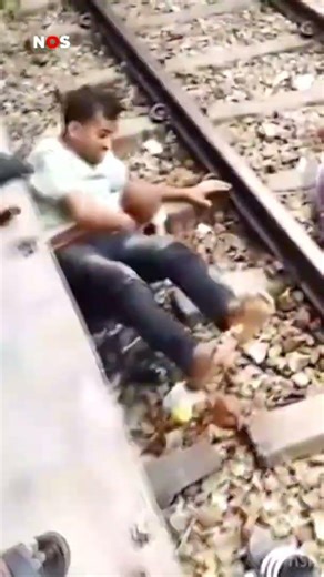 Father saves young son falling onto train tracks. #jeugdjournaal #train #bangladesh #wow #rescue