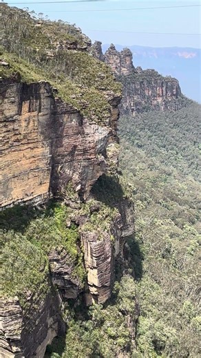 Beautiful Waterfall & Blue Mountains 🗻⛰️
