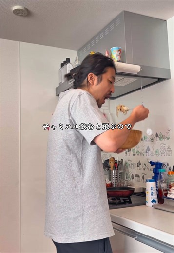 豚バラの脂、この玉ねぎがぜんぶ受け止めてくれました。 酢の酸味とごま油のコク。 さっぱりしてるのに、ごはんにも合う。 夏の定番になりそうな「玉ねぎナムル」です ⸻ 【🧅玉ねぎナムル（ヤンパムチム）】 ■材料 ・玉ねぎ（大）…1個（薄切りして水にさらす） 〈調味料〉 ・酢…大さじ6 ・醤油…大さじ2 ・砂糖…大さじ1 ・ごま油…大さじ1 ・おろしにんにく…少し ・白ごま…たっぷり ・粗挽き唐辛子…お好みで少々（ピリ辛アクセントに） ■作り方 \t1.\t玉ねぎは薄切りにして、水にさらして辛味をぬく（5分くらい）。 \t2.\tよく水気をしぼって、調味料とあえるだけ。 \t3.\t冷蔵庫で少し寝かせると、味がなじんでさらに美味しいです。 ⸻ 🍖前回の豚バラ丼と一緒に食べたやつ 焼肉・冷しゃぶ・焼き魚にも◎ 辛さが苦手な方は唐辛子なしでもおいしいです。 #元焼肉屋 #簡単レシピ #焼肉屋レシピ #玉ねぎナムル