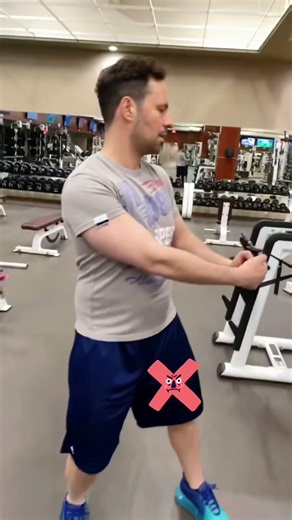 He's just trying to help you get better😂#funny #prank #try #help #cellphone #gym