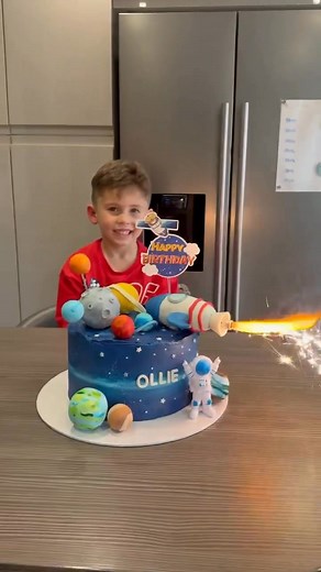 I cannot stop smiling watching this! Wishing the gorgeous little Ollie the best birthday ever! 🫶🏻 #rocketcake #spacethemecake #theatricalcake #cakemakerkilmarnock #kilmarnockbaker | Bibbidi Bobbidi Bake
