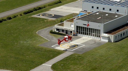 Plateau, montagne et cours d'eau : l'équipage de la base Rega de Lausanne couvre une large zone d'intervention. Apprenez-en plus sur les missions de l'équipage Rega en Suisse romande et sur le travail d'équipe entre les membres de l'équipage. | Rega