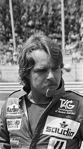 El 25 de Septiembre de 1982, Keke Rosberg se convertía en el primer piloto finlandés en ganar el campeonato del mundo de formula uno. En una trágica temporada plagada de graves accidentes, la consistencia de Rosberg y la fiabilidad de su Williams-Ford, le coronaron campeón a pesar de haber conseguido solamente una victoria en el campeonato. #25deseptiembre #kekerosberg #Williams #williamsracing #Williamsford #vintagecars #carpassion #petrolshoes #carsinstagram #racecar #petrolhead #reelsoftheday