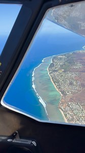 🏝️ Ce lagon fait partie de la barrière de corail de l’Ouest, longue d’environ 25 kilomètres 🌺. C’est l’un des plus beaux et des plus vastes lagons de La Réunion. 🐠 Protégé par un récif corallien, le lagon forme un bassin calme et peu profond, idéal pour la baignade, le paddle ou le snorkeling 🤿. On peut y observer une vie marine impressionnante : poissons tropicaux, coraux colorés, bénitiers, oursins et parfois même de petites murènes ! 🌅 L’eau est limpide et chaude toute l’année, entre 26 