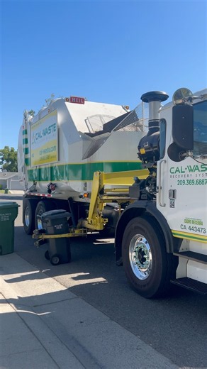 Split Rapid Rail Emptying 90 M Series & 30 B Series #garbagetruck #truck #green