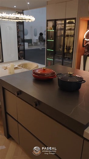 ✨ A double reveal — the kitchen and scullery! 😍🔥 Where luxury, functionality, and modern design come together effortlessly. From sleek cabinetry and deep drawers to clever storage, pullouts, and porcelain stone finishes — this kitchen is built for everyday living with a high-end feel. And behind the scenes? The scullery keeps everything running smoothly with smart layouts, generous prep space, and practical elegance. The perfect balance of beauty and function — the Pascal way. 💎✨ 🎥 Watch the