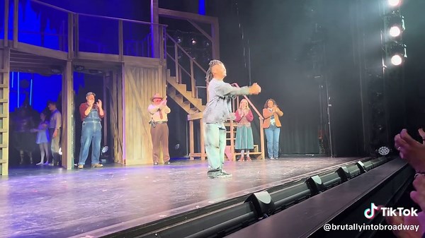 🎶Hold me, bat boy🎵 This afternoon was the final performance of Bat Boy at @New York City Center. A truly FANTASTIC show (and a new personal favorite of mine) 💉🐄 Happy trails to the whole cast & creative team!! Hope to see a transfer for a longer run (and/or a cast album!) soon! 🦇💚🖤💜 #batboy #musicaltheatre #musicals #cultclassic #offbroadway