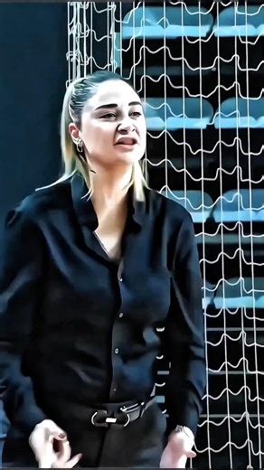 ‎سيلين إردم بمعطف أحمر وابتسامة فوز | مدرب كرة السلة التركي يقود فريقه إلى المجد #shorts #erdemşanlı