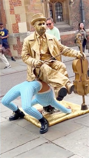 The most flexible girl nearly tricked me. #valentinethestatue @LibertyBarros