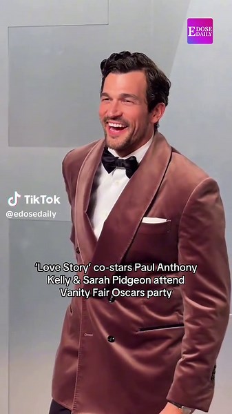 The stars of ‘Love Story’ stepped out in style at the Vanity Fair Oscar Party after the 98th Academy Awards ✨ Sarah Pidgeon paid homage to Carolyn Bessette-Kennedy in sleek Calvin Klein, while Paul Anthony Kelly looked sharp in a brown velvet blazer paired with black trousers. 🎥: Vanity Fair #vfoscars #lovestory #jfkjr