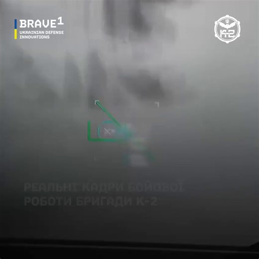 Die Ukraine führt eine Gefechtserprobung einer halbautomatischen KI-Waffenplattform gegen Drohnen durch. Sie ist auch in der Lage, Glasfaserdrohnen abzufangen.Die KI macht alles alleine, bis auf den Feuerbefehl.Ich hatte davon vor Jahren gesprochen, dass das die logische Konsequenz sei. Wenn das noch verbessert auf Fahrzeugen auftaucht, wird Bewegungskrieg wohl wieder möglich.