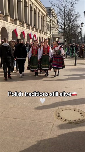 Saw a group of girls in traditional Polish outfits and the energy was amazing. Moments like this remind you how beautiful cultural traditions still are. Spotkałam dziewczyny w tradycyjnych polskich strojach i atmosfera była niesamowita. Takie momenty pokazują, jak piękne są polskie tradycje. #culture #dc #polska #traditional #travel polish culture traditional clothing poland warsaw culture