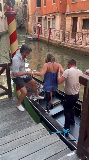 Daniela Álvarez y Daniel Arenas compartieron un momento mágico de su paseo en góndola🇮🇹 Y, una vez más, conquistaron las redes sociales con sus gestos de amor💕 Si te encanta saber TODO sobre tus celebridades favoritas, ¡te esperamos de lunes a viernes en #LaHoraHOLA! 📸: #DanielaÁlvarez | HOLA TV