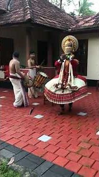 🎭 Theatrical Kathakali dance performance tells stories from Hindu epics.